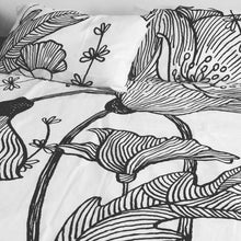 Carica l'immagine nel visualizzatore di Gallery, Copripiumone matrimoniale Fiori bianco e nero