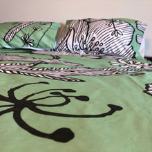 Carica l'immagine nel visualizzatore di Gallery, Copripiumone matrimoniale Fiori con sfondo verde