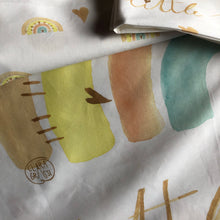 Carica l'immagine nel visualizzatore di Gallery, Set Lenzuola lettino 120x60 “Arcobaleno”