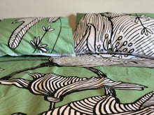 Carica l'immagine nel visualizzatore di Gallery, Copripiumone matrimoniale Fiori con sfondo verde