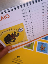 Carica l'immagine nel visualizzatore di Gallery, Calendario da Tavolo Skizzoo by Clara Grassi
