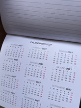 Carica l&#39;immagine nel visualizzatore di Gallery, Calendario Pennuti Skizzati da parete 27x54cm
