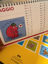 Carica l'immagine nel visualizzatore di Gallery, Calendario da Tavolo Skizzoo by Clara Grassi
