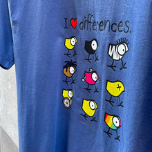 Carica l&#39;immagine nel visualizzatore di Gallery, T-Shirt UNISEX - I ❤️ DIFFERENCES Pennuti Skizzati
